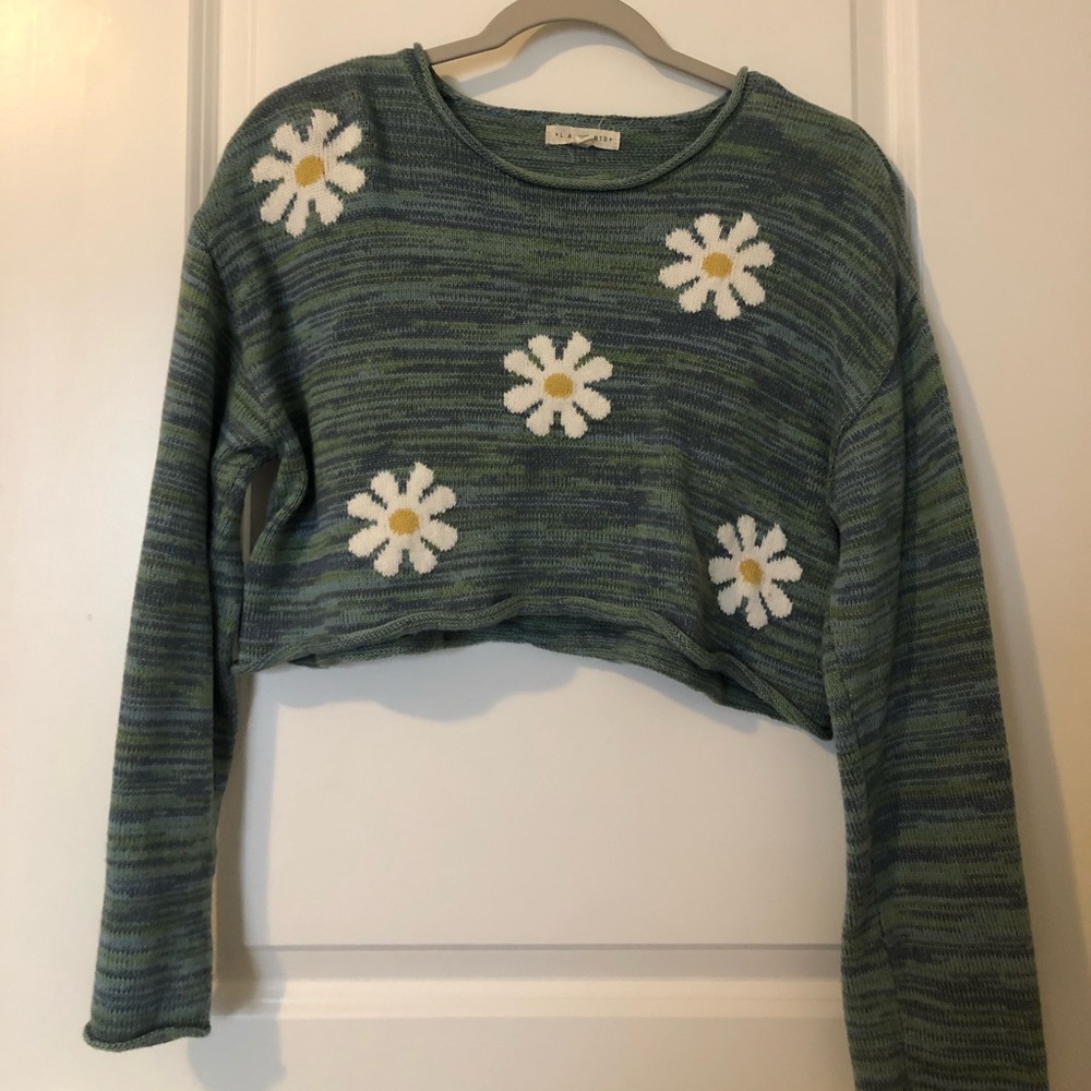 Cropped sweater with flower pattern